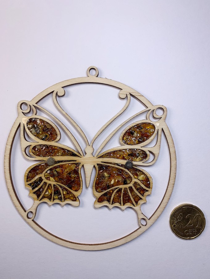 Medinė drugelio formos mandala dekoruota gintaro gabalėliais