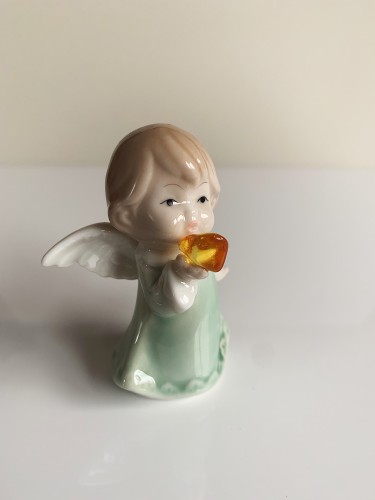 Porcelianinis angeliukas su gintaro gabalėliu