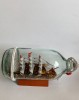 Laivas butelyje su gintaro gabalėliais